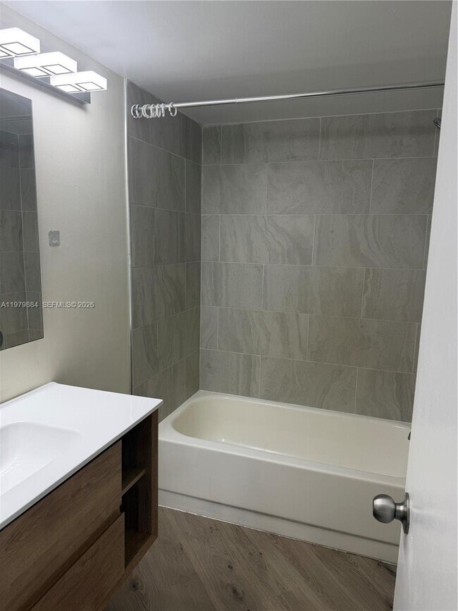 Building Photo - 215 Lake Pointe Dr