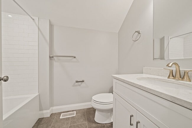 Building Photo - 15 Lakeview Ave