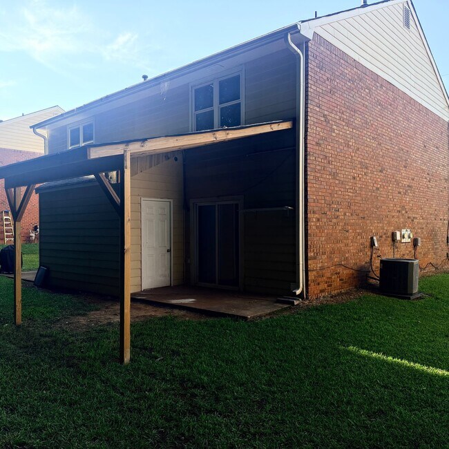 Building Photo - 1824 Sturgeon Rd