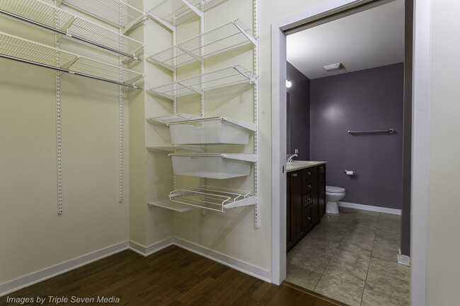 Building Photo - 873 N Larrabee St