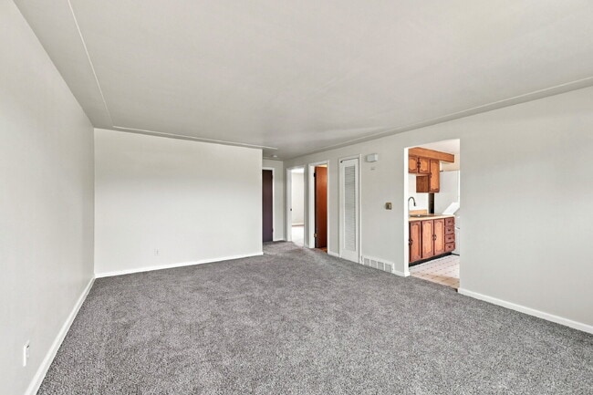 Building Photo - $1,495.95 - 2 Bed, 1 Bath Newly Renovated Duplex Unit!