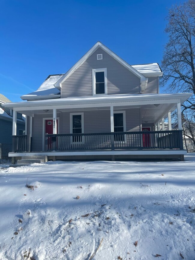 Primary Photo - Fully Remodeled 4 Bedroom 2.5 Bathroom