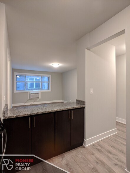 Building Photo - 542 W Surf St