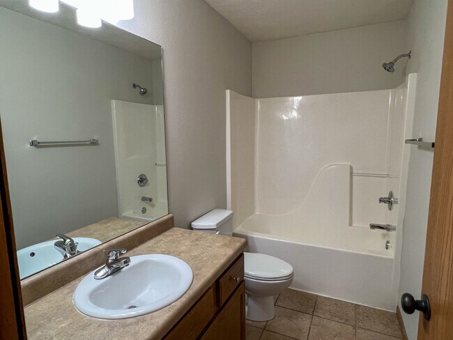 Building Photo - 3 Bedroom 2 Bathroom 2 CAR GARAGE