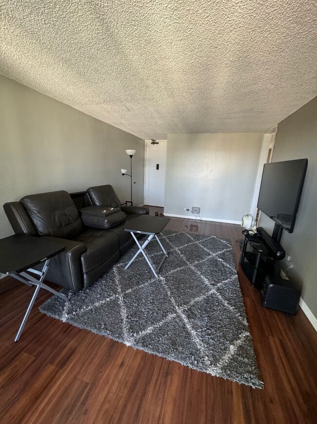 Building Photo - Cozy 1 bed 1 bath with covered, reserved p...