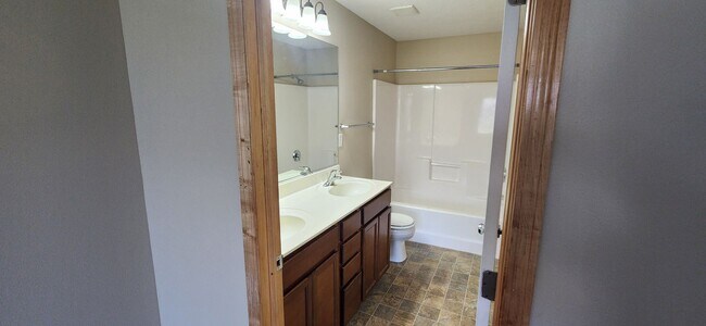 Building Photo - Rare 3 bedroom, 2.5 bathroom rental home w...