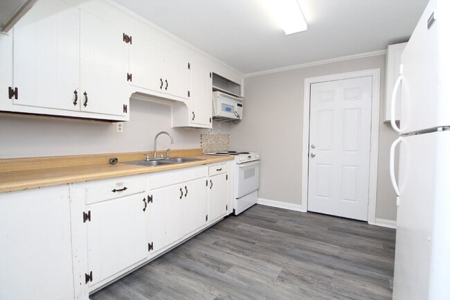 Building Photo - Updated 2 Bedroom Duplex in North Pensacol...