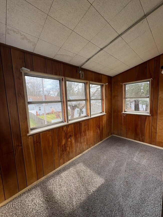 Building Photo - Large 4 bedrooms 1 full bathroom home for rent