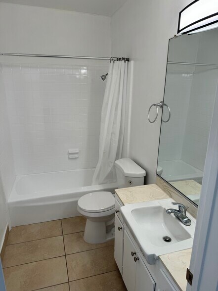 Reglazed tub - 10729 New Haven St