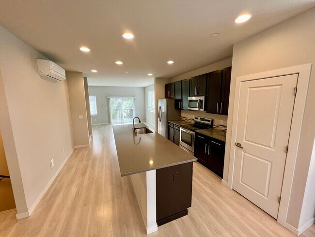 Building Photo - Exceptional 4 Bed 3 Bath Townhome on corner lot. One months rent free!!