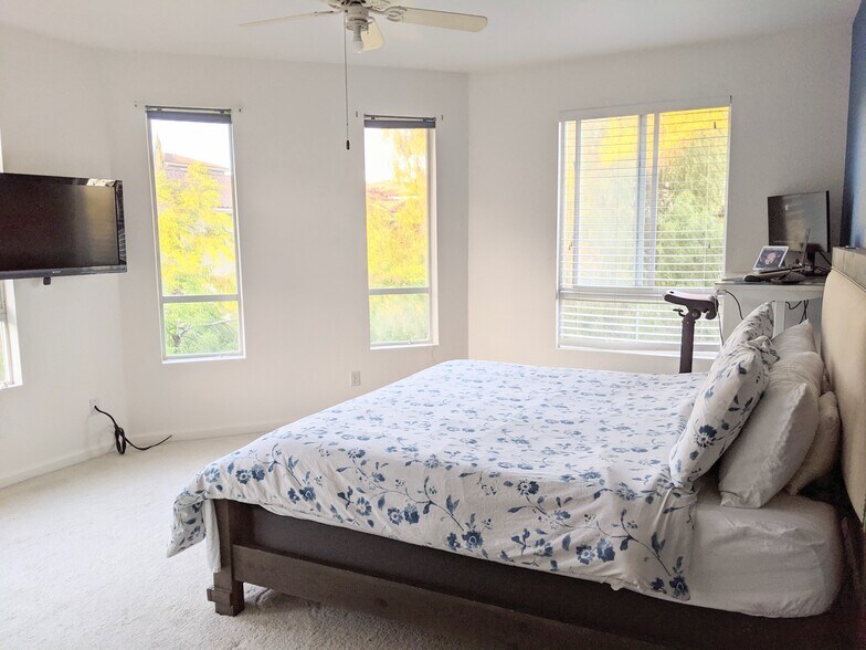 Building Photo - 464 Tower Hill Ave