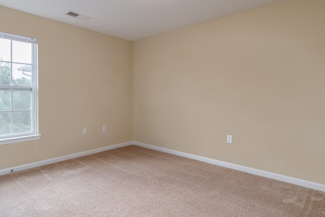 Building Photo - Largest 3 Bedroom 2 Bath Available $1,599/mo - $0-Deposit