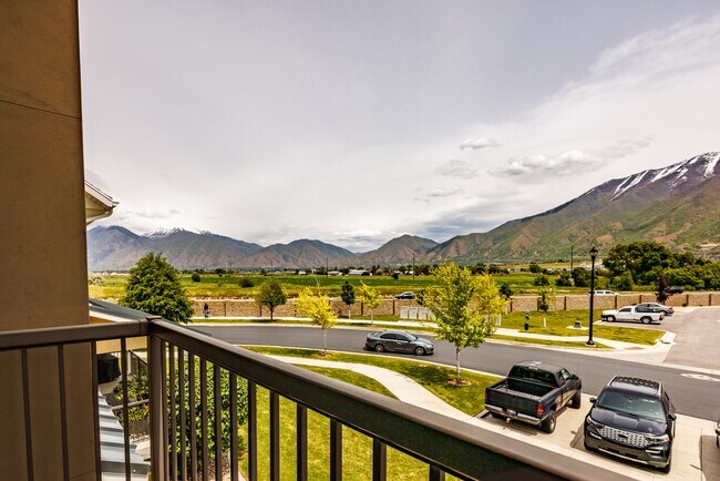 Building Photo - 972 S High Ridge Dr
