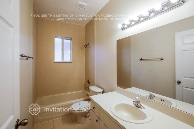 Building Photo - 4102 NE 25th Ct