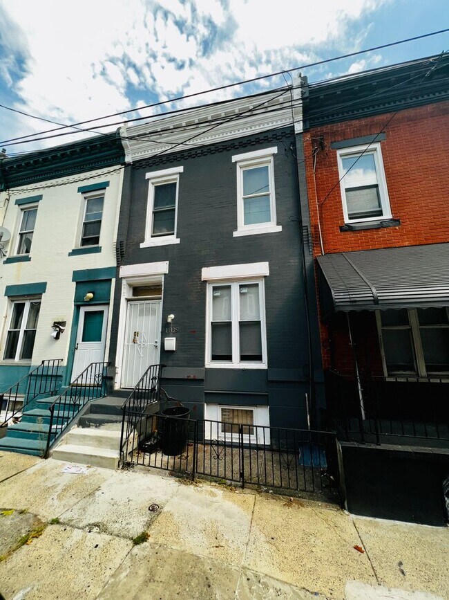 Building Photo - Renovated 3BR/1.5BA North Philly Home with Open Layout & Rear Yard
