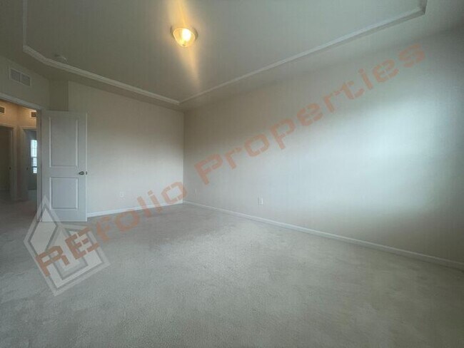 Building Photo - Luxury 3 Story 4 BD/3.5 Bath Townhome @ Sm...
