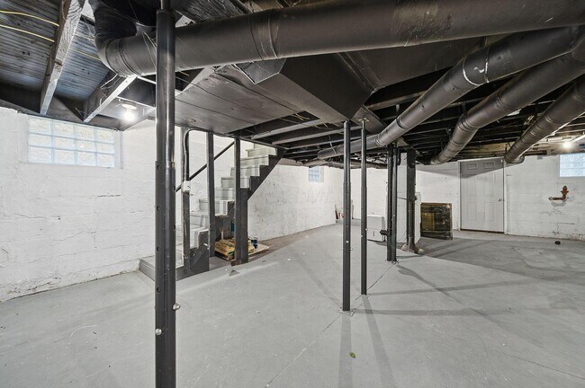 Building Photo - 433 St Clair Ave