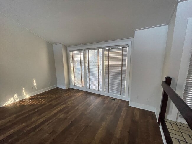 Building Photo - 3 Bedroom 3 Bath Beauty on Golf Course wit...
