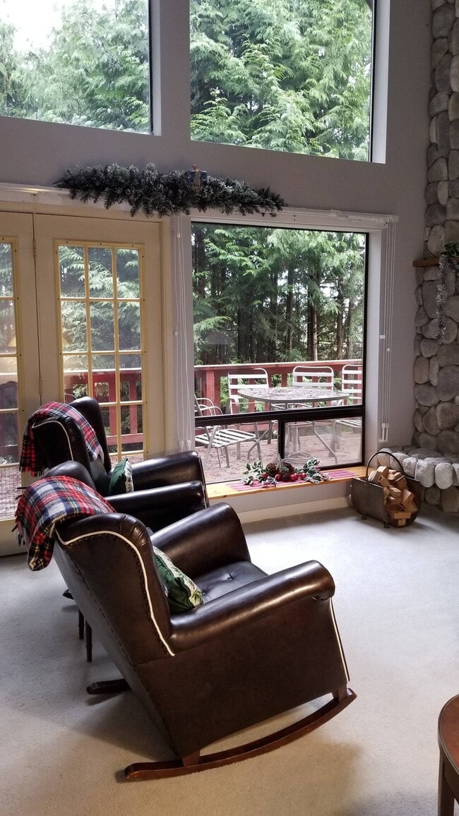 Building Photo - 1881 Cliff Rd