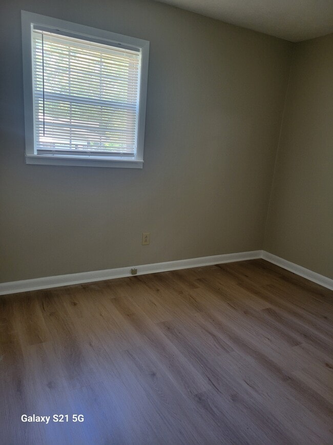 Building Photo - 253 Ivanhoe Ln