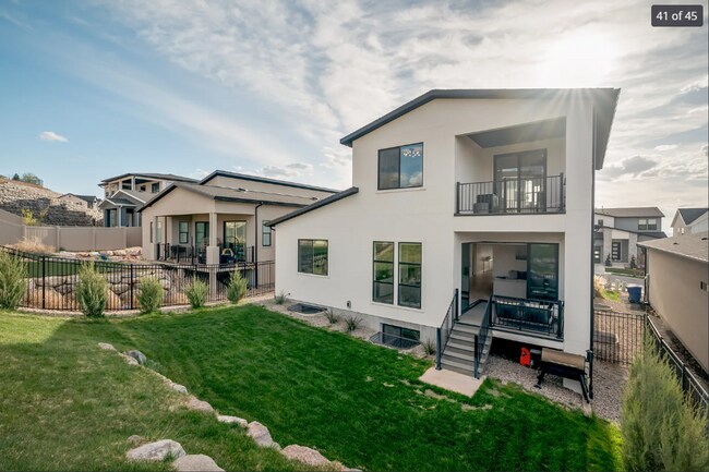 Building Photo - Stunning 5-bedroom, 4.5-bath home