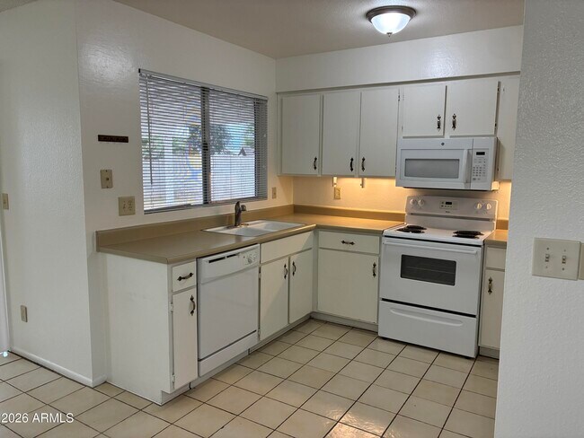 Building Photo - 4831 W Juniper Ave