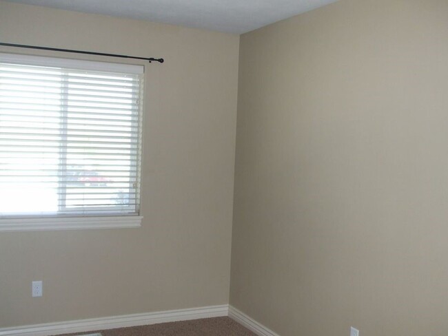 Building Photo - DARLING 2 bed, 1.5 bath END UNIT TOWNHOME ...