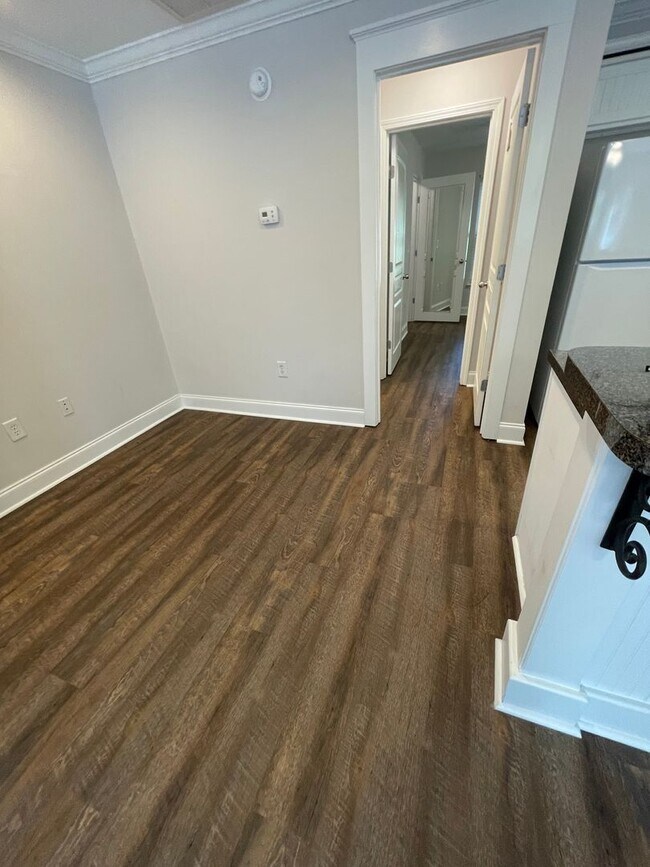 Building Photo - Three Bedroom Townhouse Available!