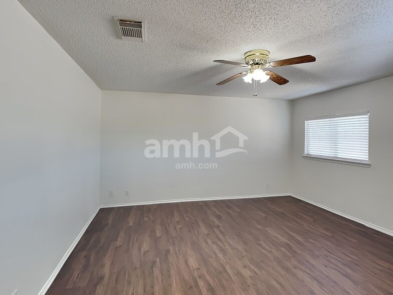 Building Photo - 33 Messenger Crk