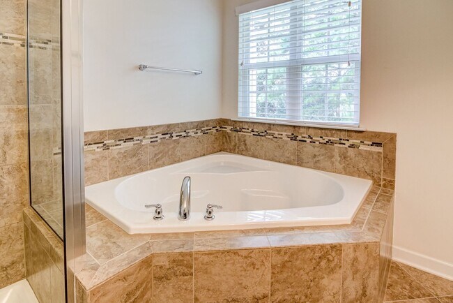 Building Photo - 4 Bedroom Heritage Townhome