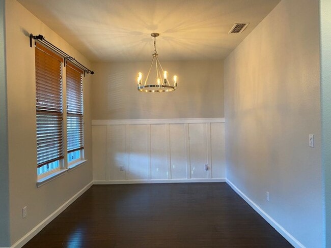 Building Photo - Cute Roseville home walking distance to Ki...