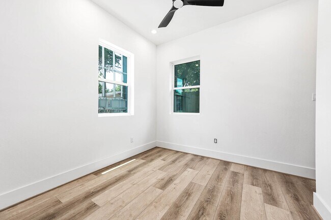 Building Photo - 313 N Nagle St