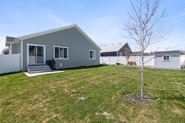 Building Photo - 1841 E Magnolia Cir