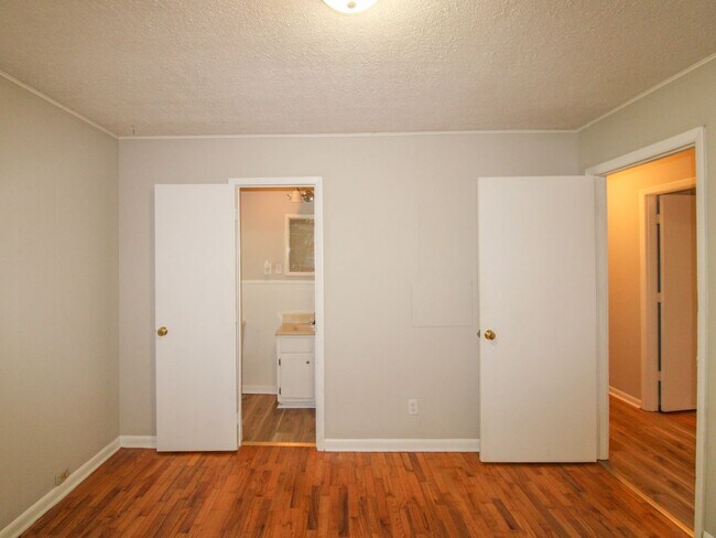 Building Photo - Well maintained brick home in a fantastic location!