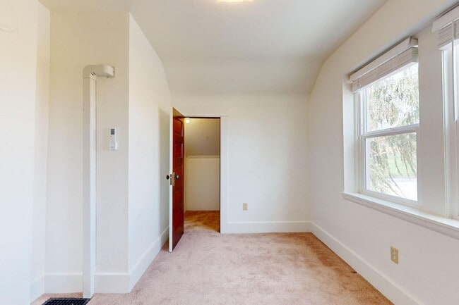 Building Photo - Farmhouse - Showings now Available