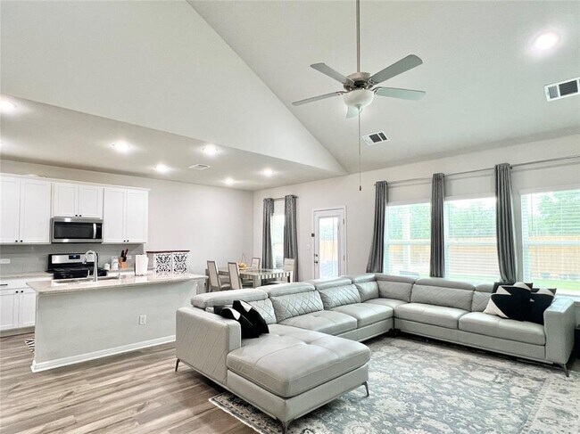 Building Photo - 1600 Longhorn Ranch Dr