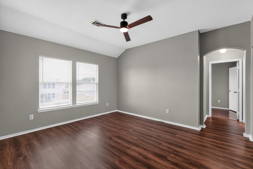 Building Photo - 217 Pinewood Trl