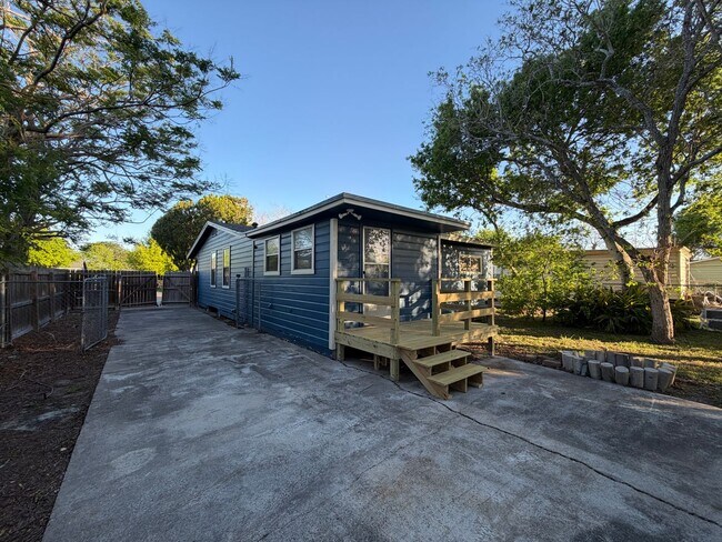 Building Photo - THREE BEDROOM TWO BATH TWO CAR GARAGE