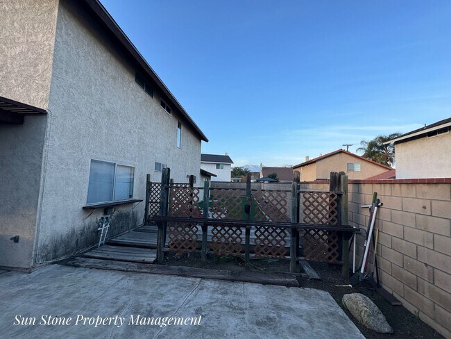 Building Photo - House in Ontario