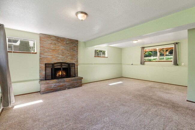 Building Photo - Huge fully fenced dog yard! RV/Boat extra parking! 4 bdrm 2.25 bath. Minutes to I-5, Everett Mall...
