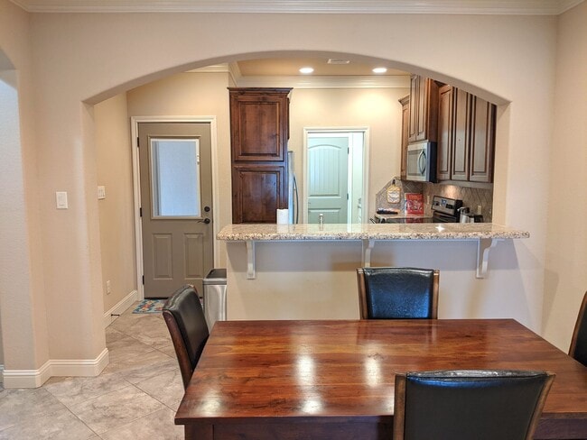 Building Photo - 3 Bed 3 Bath Townhome in Summit Crossing for Fall 2026 Move In!