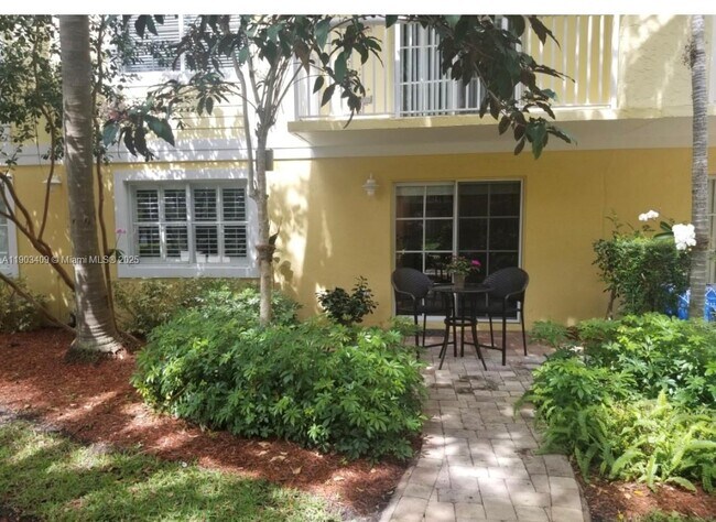 Building Photo - 150 NE 15th Ave