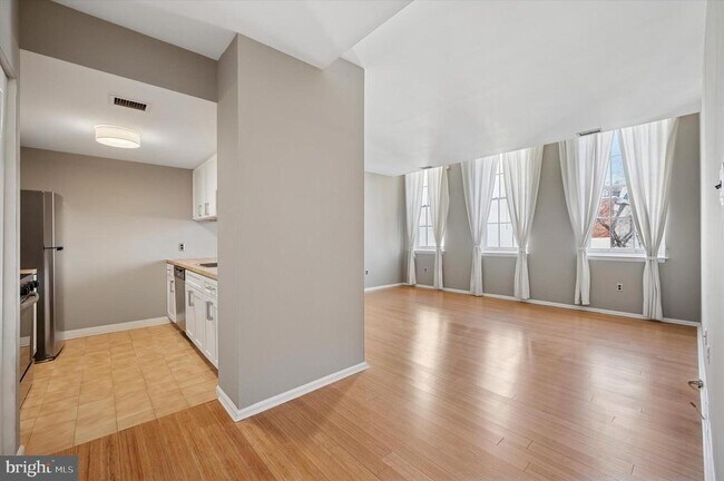 Building Photo - 130-36 N Bread St