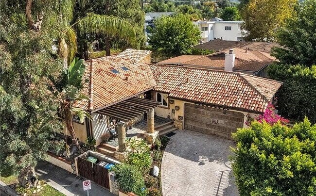 Building Photo - 4984 Topanga Canyon Blvd