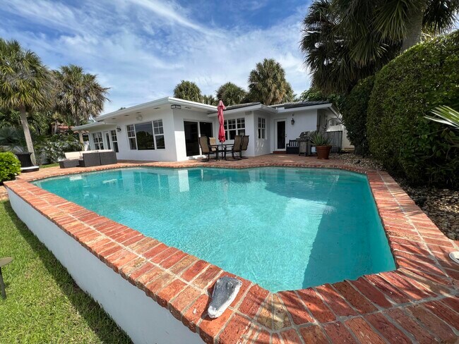 Building Photo - 1653 Poinsettia Dr