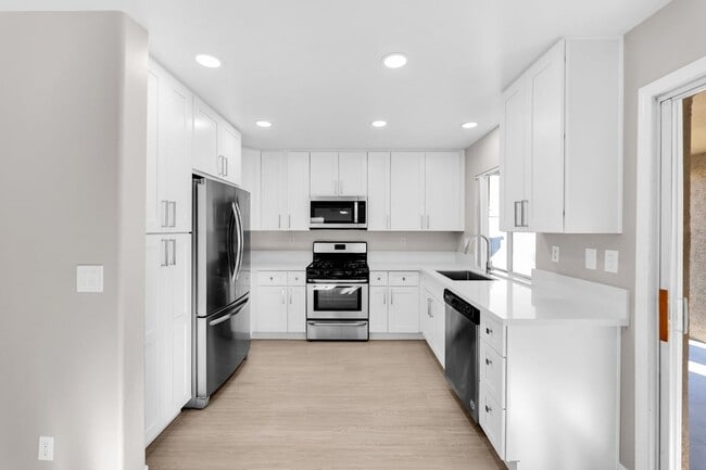 Building Photo - Stunning Remodeled Summerlin Home!
