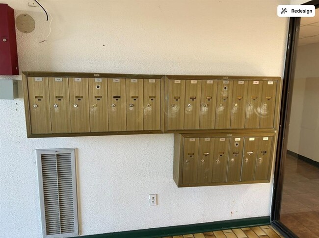 Building Photo - 2830 S Bartell Dr