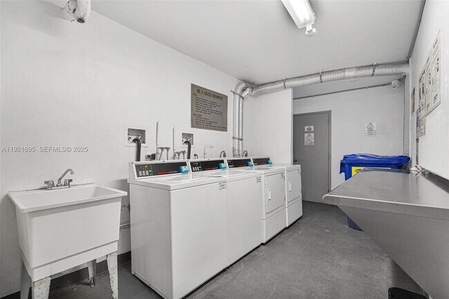 Building Photo - 3401 N Country Club Dr