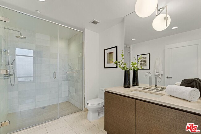 Building Photo - 900 W Olympic Blvd