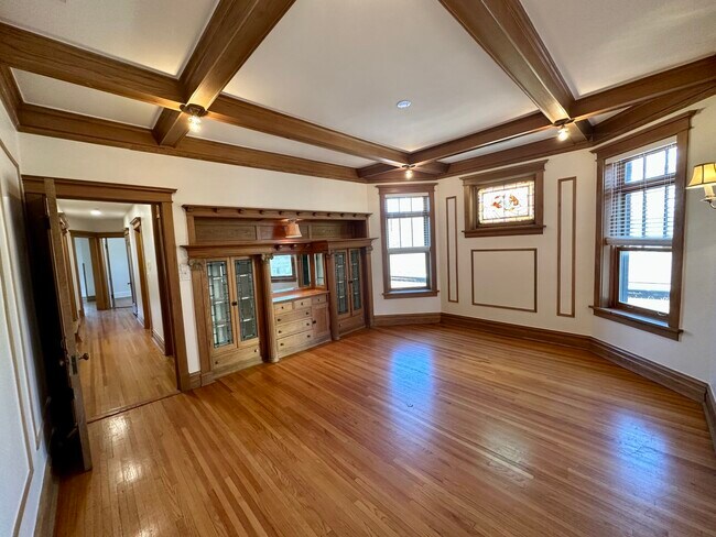 Building Photo - 5719 N Kenmore Ave